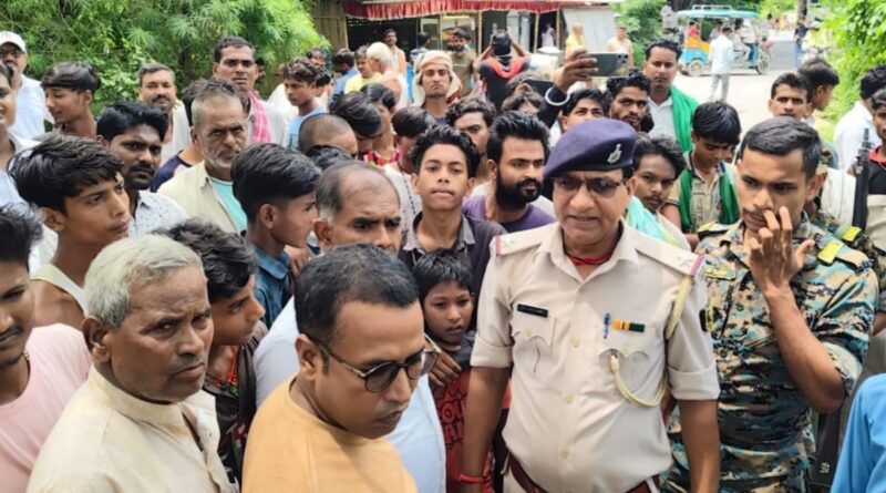 विभूतिपुर में बाइक मिली लावारिस, खून के निशान का पीछा करते खेत पहुंचे तो मिला शव, सड़क जाम 