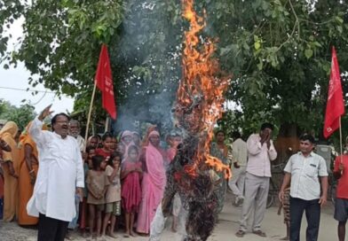 दलसिंहसराय:खाद की कालाबाजारी के खिलाफ प्रतिरोध मार्च, बीएओ का पुतला फूंका
