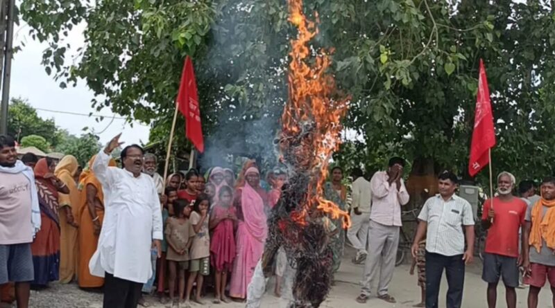 दलसिंहसराय:खाद की कालाबाजारी के खिलाफ प्रतिरोध मार्च, बीएओ का पुतला फूंका
