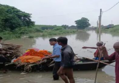 तेघड़ा में निचले इलाकों में घुसा पानी, अंतिम संस्कार के लिए शव नाव से ले जा रहे लोग