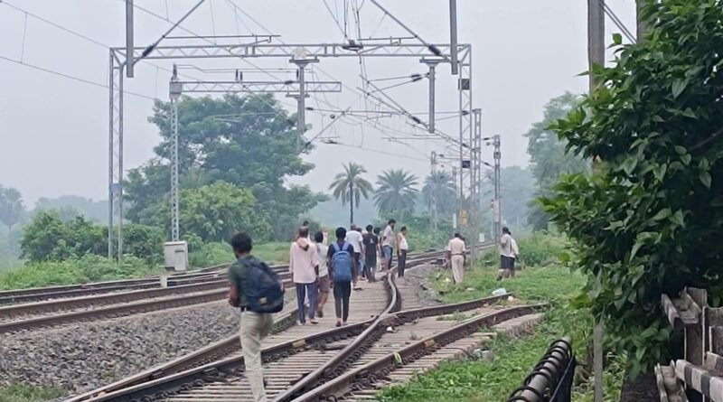रोसड़ा में रेलवे लाइन किनारे मिला युवक का शव:राजधानी एक्सप्रेस से टकराने की आशंका