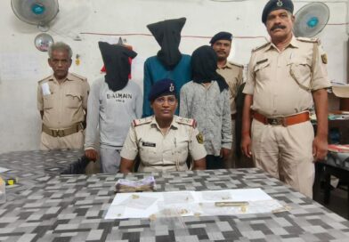 मकान में चोरी का खुलासा,तीन गिरफ्तार, सोना-चांदी व 30 हजार नकद बरामद