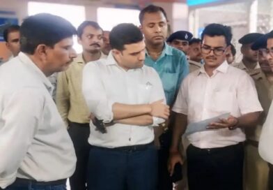 बाढ़ की स्थिति के बीच सीएचसी बछवाड़ा पहुंचे डीएम, स्वास्थ्य सेवाओं का लिया जायजा