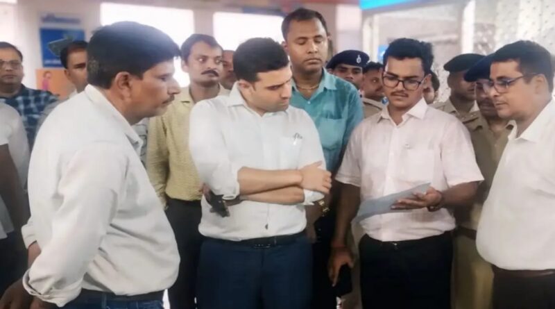 बाढ़ की स्थिति के बीच सीएचसी बछवाड़ा पहुंचे डीएम, स्वास्थ्य सेवाओं का लिया जायजा