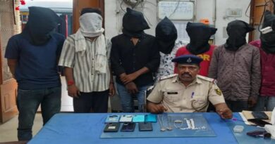 पटना जंक्शन से यात्रियों के मोबाइल-जेवर चुराने वाला 8 गिरफ्तार; 7 मोबाइल और चांदी के गहने बरामद