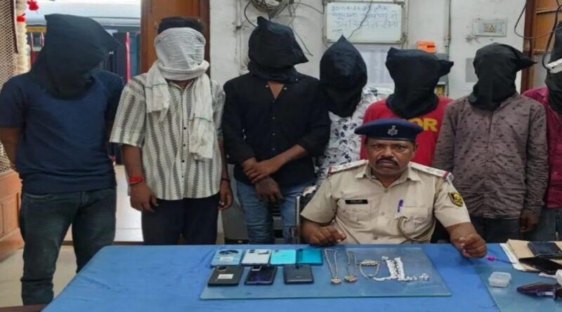 पटना जंक्शन से यात्रियों के मोबाइल-जेवर चुराने वाला 8 गिरफ्तार; 7 मोबाइल और चांदी के गहने बरामद