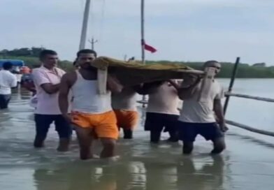 पानी में डूबी बेगूसराय की सड़क, मरीज को खटिया पर उठाकर ले गए ग्रामीण