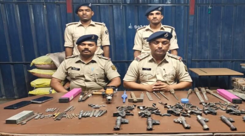 झाड़ियों में चल रही थी अवैध मिनी गन फैक्ट्री,हथियारों का जखीरा बरामद