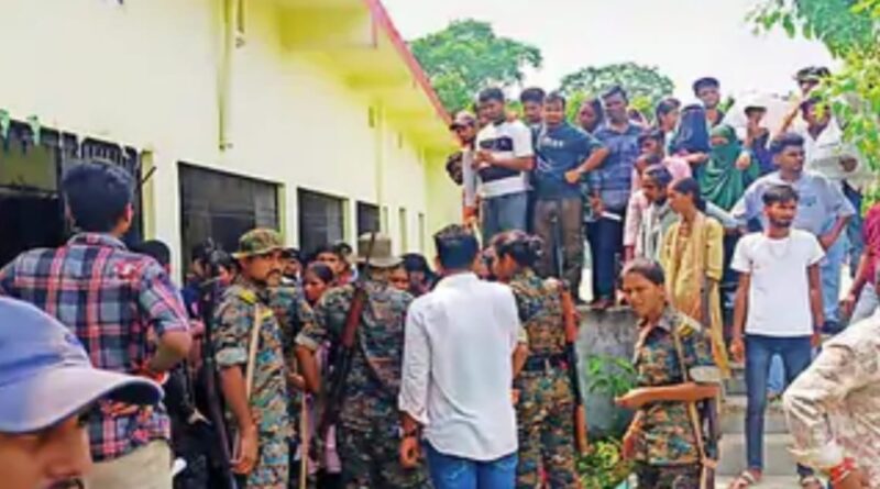 Samastipur:परीक्षा के दौरान छात्रा की पिटाई, आक्रोशित स्टूडेंट्स ने किया हंगामा