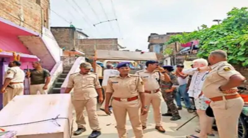 प्रेम प्रसंग में लड़की की हत्या मामले में फरार पांच आरोपियों के घर पर की कुर्की-जब्ती