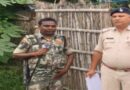 विद्यापतिनगर में फरार अभियुक्तों के घर इश्तेहार चस्पाया गया:पुलिस ढोल-नगाड़े के साथ पहुंची