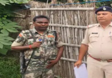 विद्यापतिनगर में फरार अभियुक्तों के घर इश्तेहार चस्पाया गया:पुलिस ढोल-नगाड़े के साथ पहुंची