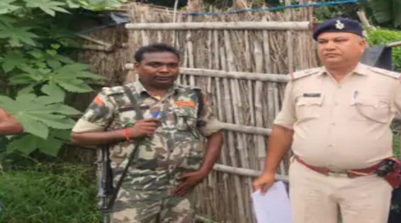विद्यापतिनगर में फरार अभियुक्तों के घर इश्तेहार चस्पाया गया:पुलिस ढोल-नगाड़े के साथ पहुंची