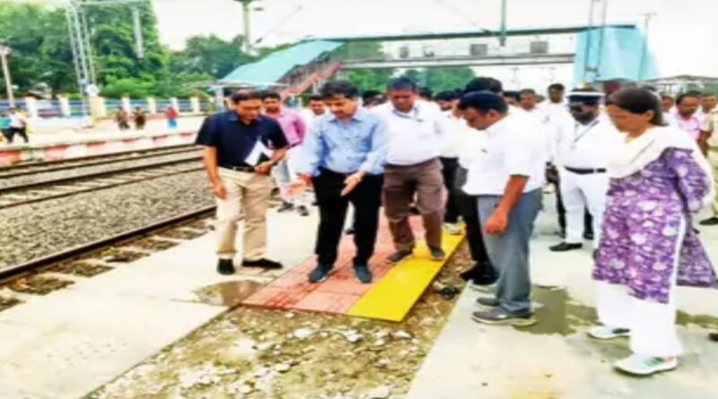 रेलवे जीएम ने किया पटोरी स्टेशन का औचक निरीक्षण