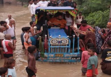 ट्रैक्टर पर सवार होकर बाढ़ प्रभावित क्षेत्र पहुंचे पप्पू यादव,आर्थिक मदद दी