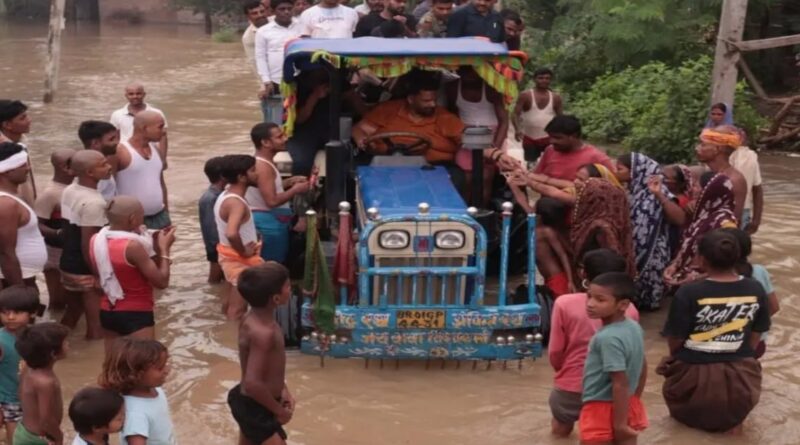ट्रैक्टर पर सवार होकर बाढ़ प्रभावित क्षेत्र पहुंचे पप्पू यादव,आर्थिक मदद दी