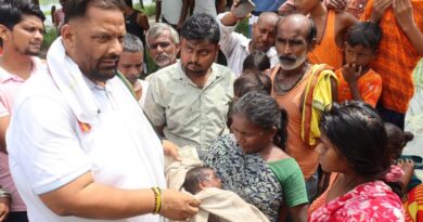 बाढ़ पीड़ितों के बीच पहुंचे पप्पू यादव, बोले- जनता को भाषण नहीं, राहत और इलाज चाहिए