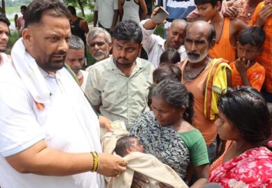 बाढ़ पीड़ितों के बीच पहुंचे पप्पू यादव, बोले- जनता को भाषण नहीं, राहत और इलाज चाहिए