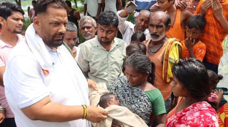 बाढ़ पीड़ितों के बीच पहुंचे पप्पू यादव, बोले- जनता को भाषण नहीं, राहत और इलाज चाहिए