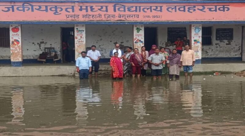 बाढ़ में डूबे 5 हजार स्कूल:3 लाख बच्चों की पढ़ाई ठप; 15 से परीक्षा