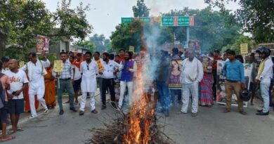 सरायरंजन में NH-322 जाम कर जताया विरोध,17 दिन बाद भी आरोपी शिक्षक की गिरफ्तारी नहीं