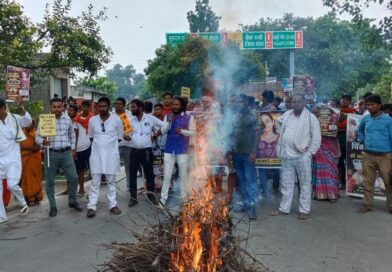 सरायरंजन में NH-322 जाम कर जताया विरोध,17 दिन बाद भी आरोपी शिक्षक की गिरफ्तारी नहीं