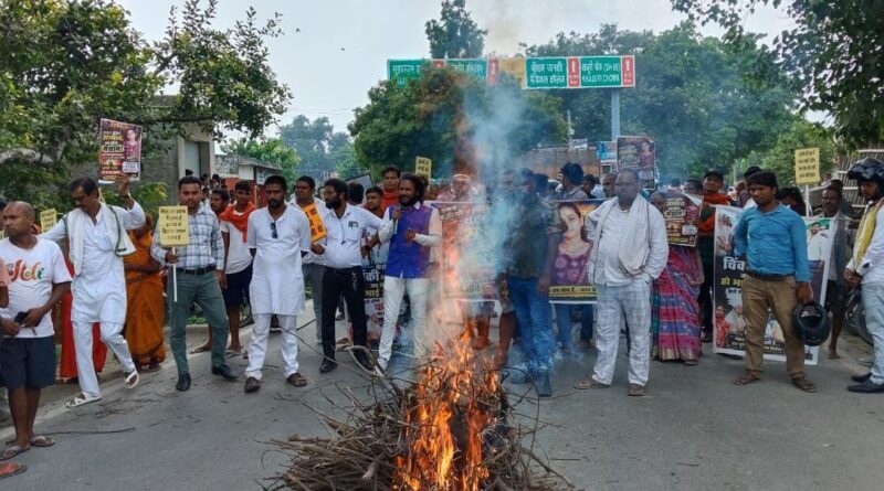 सरायरंजन में NH-322 जाम कर जताया विरोध,17 दिन बाद भी आरोपी शिक्षक की गिरफ्तारी नहीं