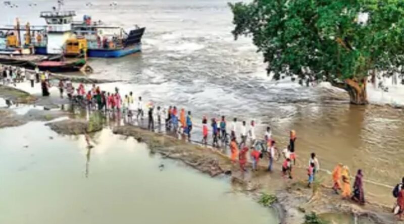 गंगा का उफान थमा…दियारा के घरों से निकला पानी, घर लौटने लगे लोग