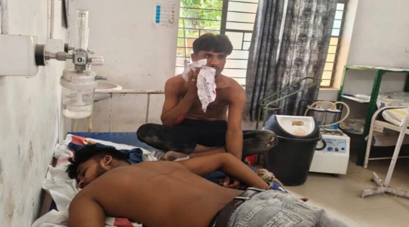 फायरिंग कर भाग रहे 3 अपराधियों की बाइक पलटी, ग्रामीणों ने 2 को पकड़ा