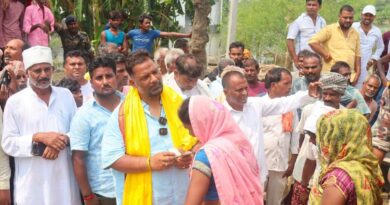 नित्यानंद राय के क्षेत्र में नाव से बाढ़ प्रभावित गांव पहुंचे पप्पू यादव:500-500 के नोट बांटे
