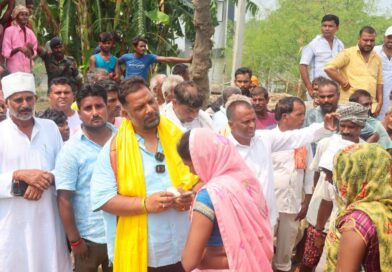 नित्यानंद राय के क्षेत्र में नाव से बाढ़ प्रभावित गांव पहुंचे पप्पू यादव:500-500 के नोट बांटे