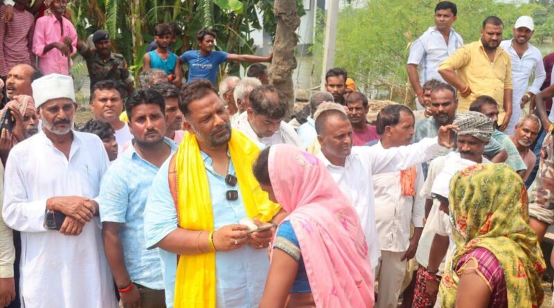 नित्यानंद राय के क्षेत्र में नाव से बाढ़ प्रभावित गांव पहुंचे पप्पू यादव:500-500 के नोट बांटे