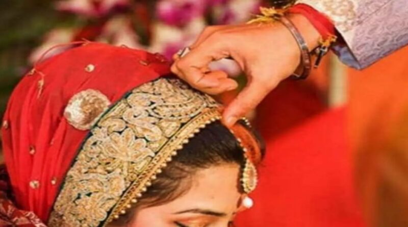 टेंपो में हुई मुलाकात,शादीशुदा प्रेमी-प्रेमिका को पकड़कर करा दी शादी