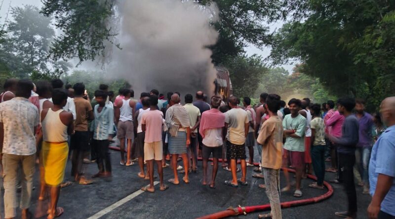 NH28 पर ट्रक बना ‘आग का गोला’, लाखों का कॉस्मेटिक सामान जलकर खाक; बाल-बाल बचे ड्राइवर-खलासी 
