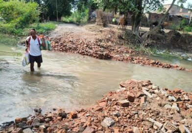 बलिया में बाढ़ से 30 फीट सड़क बह गई,तीन फीट पानी में अब भी नाव से हो रहा आवागमन