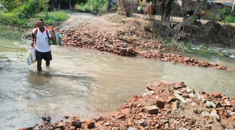 बलिया में बाढ़ से 30 फीट सड़क बह गई,तीन फीट पानी में अब भी नाव से हो रहा आवागमन