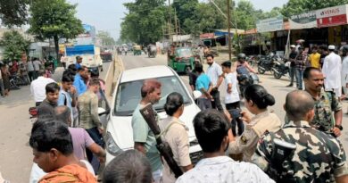 मुसरीघरारी में अनियंत्रित कार डिवाइडर से टकराई, कार पूरी तरह क्षतिग्रस्त हुई,पहुंची पुलिस