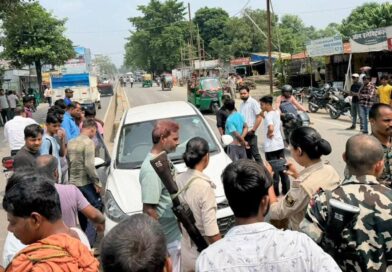 मुसरीघरारी में अनियंत्रित कार डिवाइडर से टकराई, कार पूरी तरह क्षतिग्रस्त हुई,पहुंची पुलिस