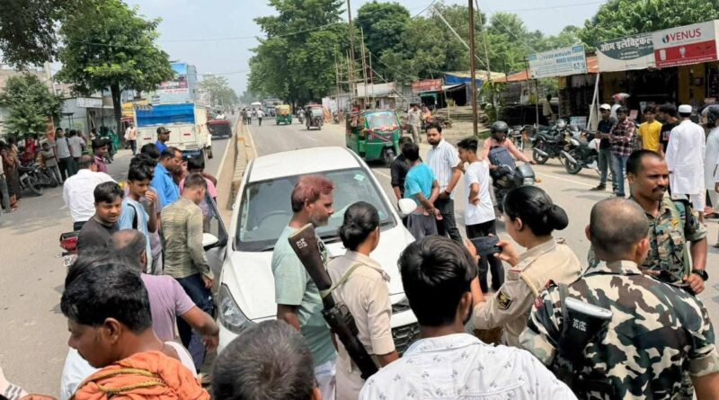 मुसरीघरारी में अनियंत्रित कार डिवाइडर से टकराई, कार पूरी तरह क्षतिग्रस्त हुई,पहुंची पुलिस