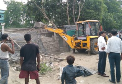 दलसिंहसराय:बाजार समिति के पास एसएच-88 पर चला बुलडोजर,दर्जनों अस्थाई दुकानें ध्वस्त