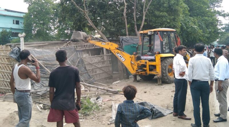दलसिंहसराय:बाजार समिति के पास एसएच-88 पर चला बुलडोजर,दर्जनों अस्थाई दुकानें ध्वस्त
