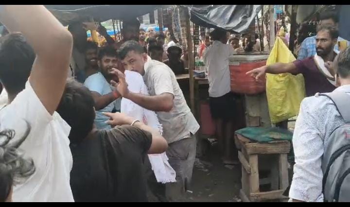 दलसिंहसराय में महिला से चेन छीन रहे बदमाशों को लोगों ने पकड़ा,पिटाई के बाद पुलिस को सौपा