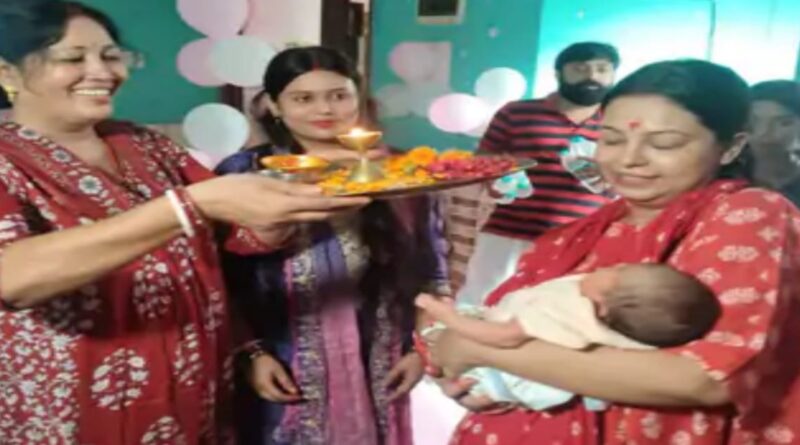 बेटी के जन्म पर बैंड-बाजे से घर पहुंची ‘परी’:दादा ने आरती उतारकर किया स्वागत