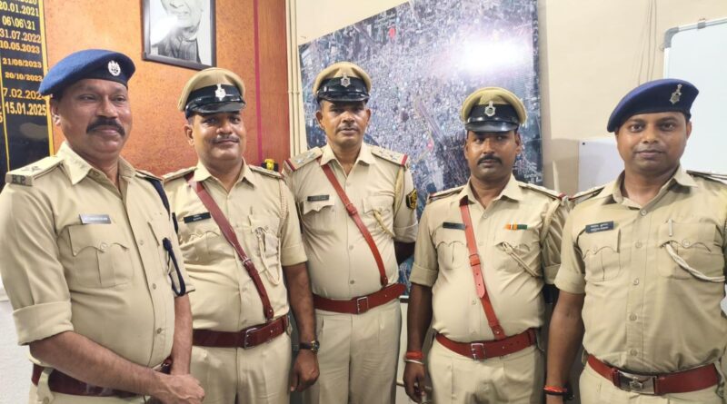 दलसिंहसराय थाना के 6 एएसआई बने एसआई, डीएसपी व थानाध्यक्ष ने दी बधाई।