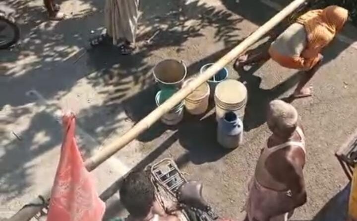 दलसिंहसराय:आक्रोशित ग्रामीणों ने पानी की समस्या को लेकर किया सड़क जाम
