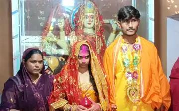 परिजन ने मंदिर में प्रेमी जोड़े की कराई शादी:2 साल से चल रहा था अफेयर