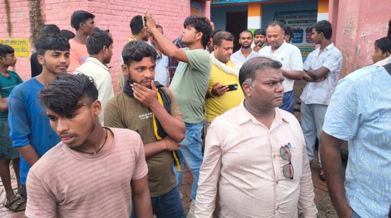 समस्तीपुर:विभूतिपुर में स्कूल कैंपस में छात्रों पर गिरा पेड़, तीन छात्रा की मौत,आक्रोश 