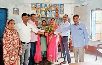 प्राथमिक वि. कन्या सरायरंजन में शिक्षिका को दी भावभीनी विदाई