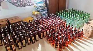 विद्यापतिनगर में पुलिस को देख शराब लदी कार गड्ढे में पलटी, 321 लीटर शराब बरामद