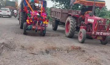 NH-28 के बरौनी जीरोमाइल ओवरब्रिज पर बने गहरे गड्ढे:रोज हो रहे हादसे